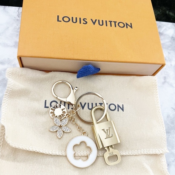 Louis Vuitton Accessories - LOUIS VUITTON PadLock & Key #310 with White Floral Unbranded Key Holder